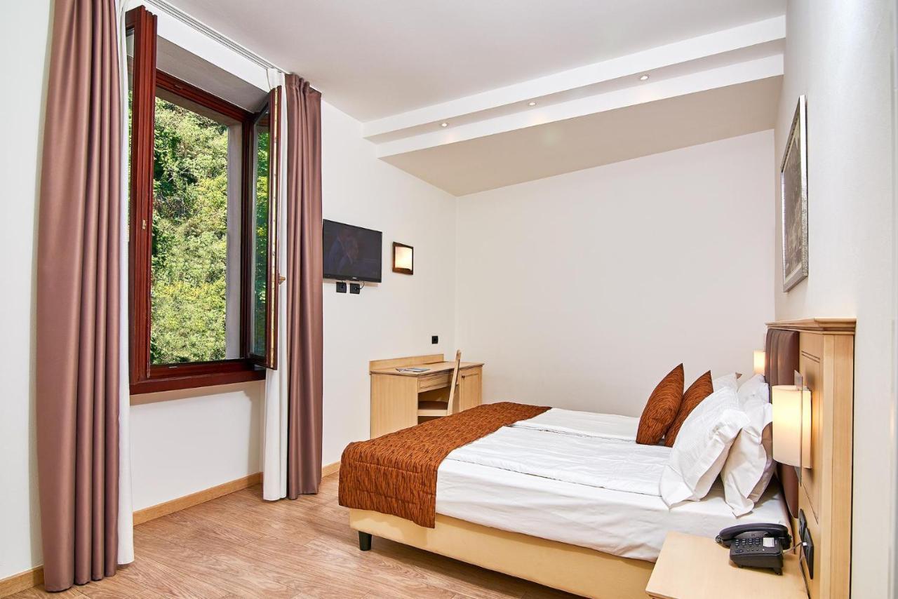 Hotel Europa - Skypool & Panorama Riva del Garda Kültér fotó