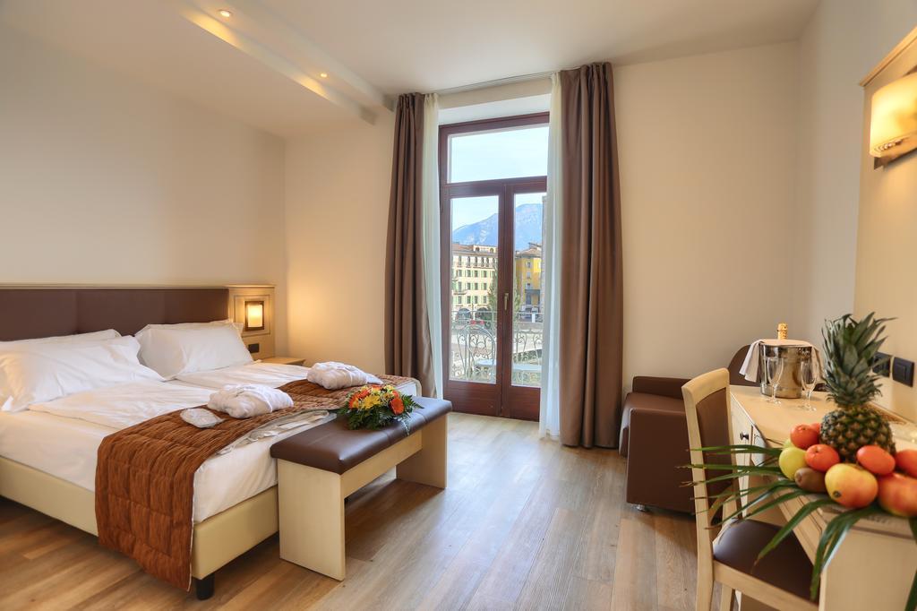 Hotel Europa - Skypool & Panorama Riva del Garda Kültér fotó
